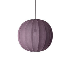 Rund burgunderfarvet lampe med strikket overflade hænger fra en ledning, designet af ISKOS-BERLIN.